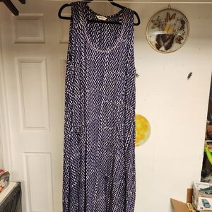 Chic Geometric Maxi Dress in Navy and White